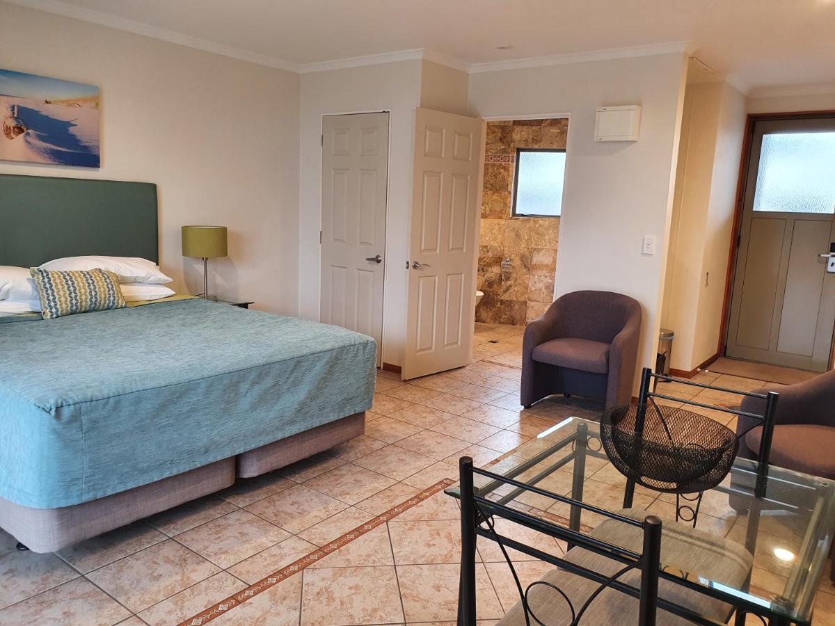 Breakers Motel Whangamata Bagian luar foto