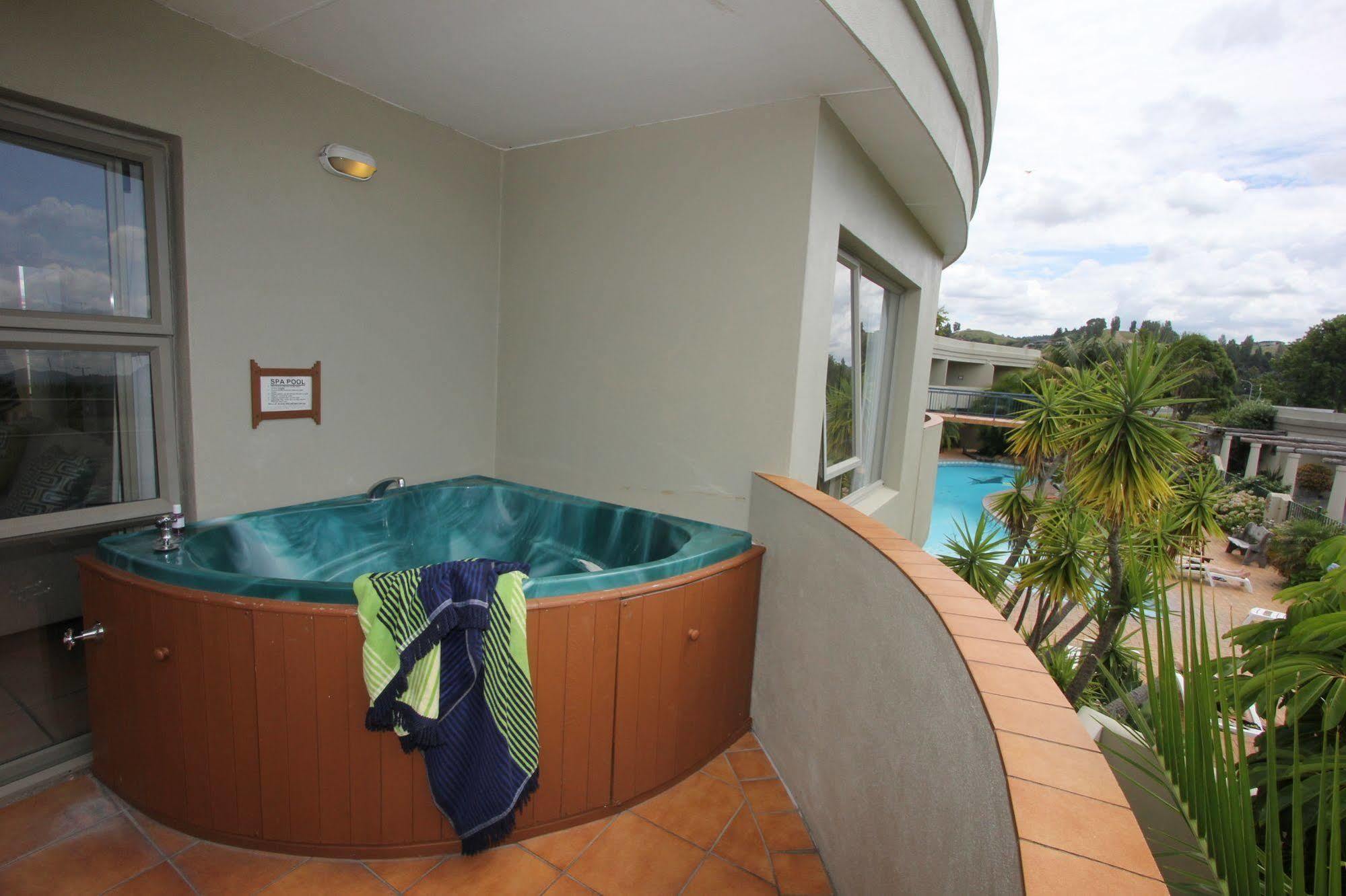 Breakers Motel Whangamata Bagian luar foto