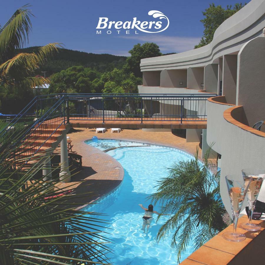 Breakers Motel Whangamata Bagian luar foto