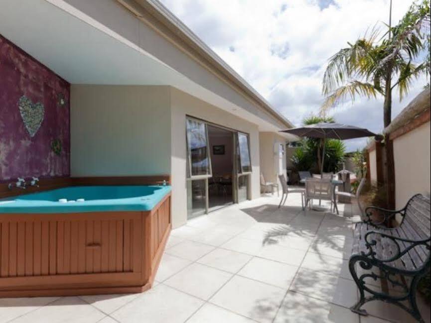 Breakers Motel Whangamata Bagian luar foto